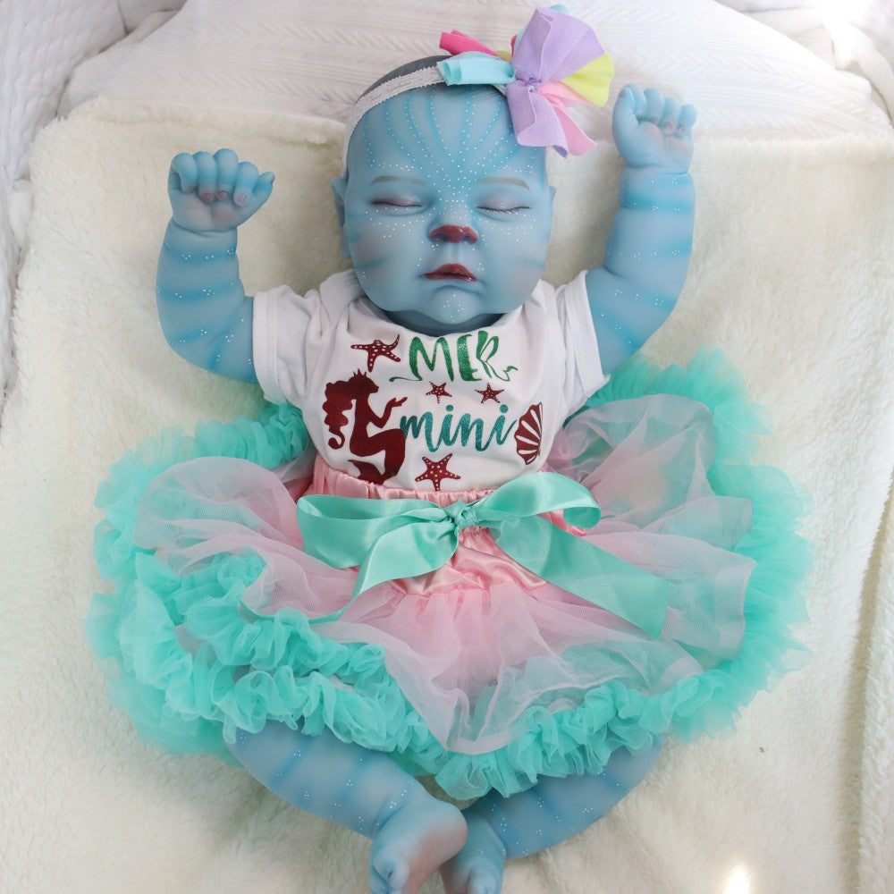 19 Zoll reborntes Mädchen namens Peaches mit geschlossenen Augen im blauen Kleid