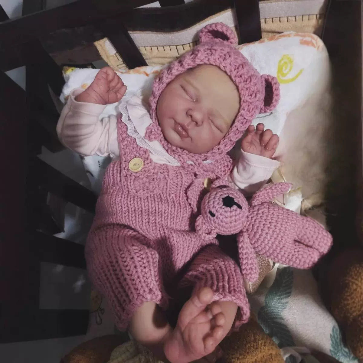 50 cm lebensechte Reborn-Puppe Valentina mit geschlossenen Augen im rosa Body