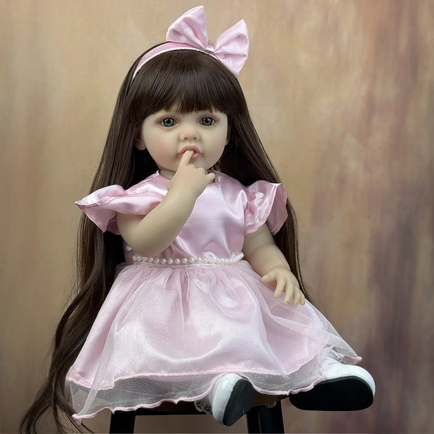 55 cm lebensecht wirkendes Betty-Reborn Babymädchen mit langen Haaren im rosa Kleid
