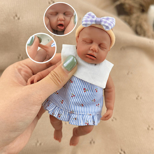 15 cm Loulou Mini Reborn Puppe aus Silikon mit dunkler Hautfarbe im blau-weiß gestreiften Kleid
