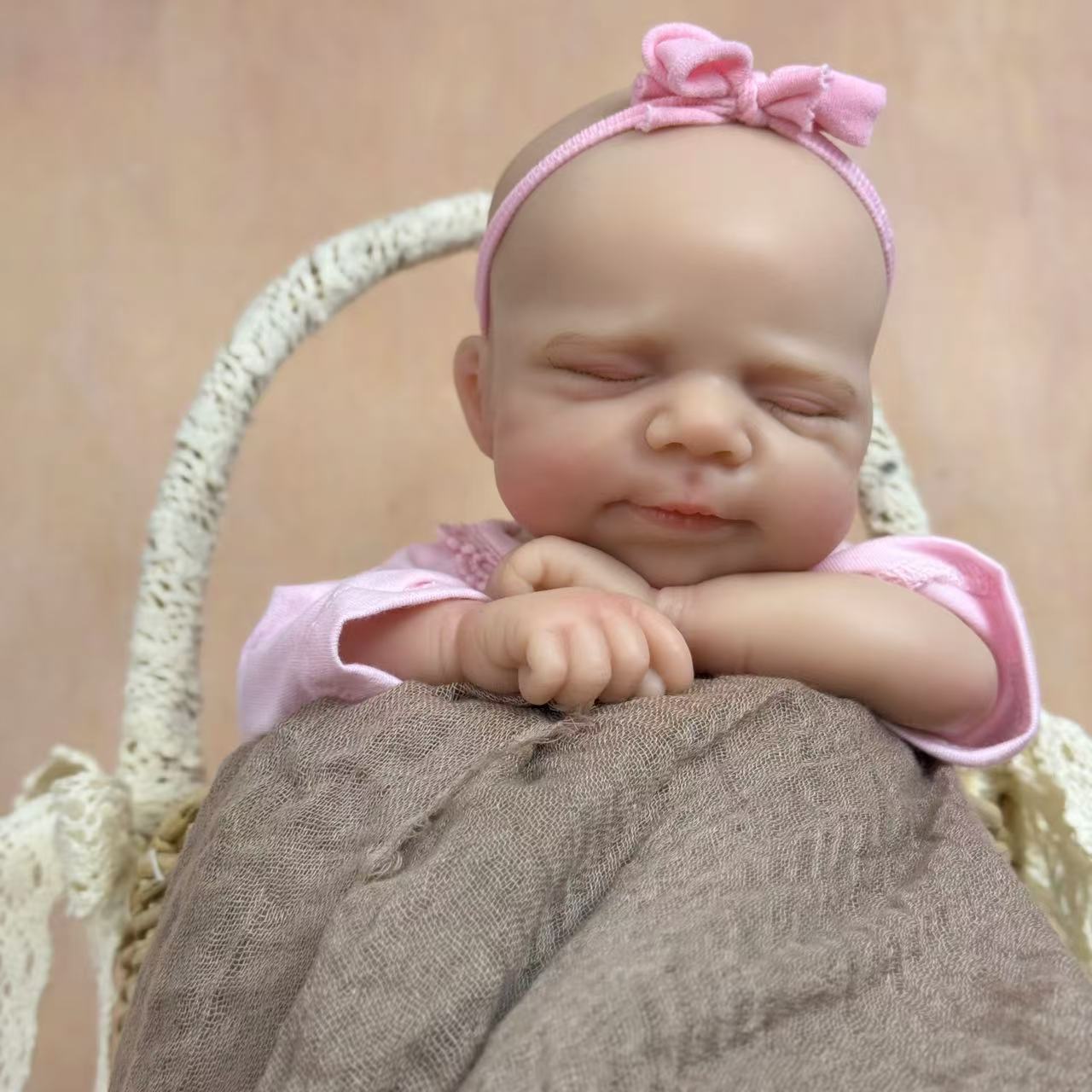 30 cm Pascale Reborn-Puppe aus Vollsilikon in rosa Kleidung