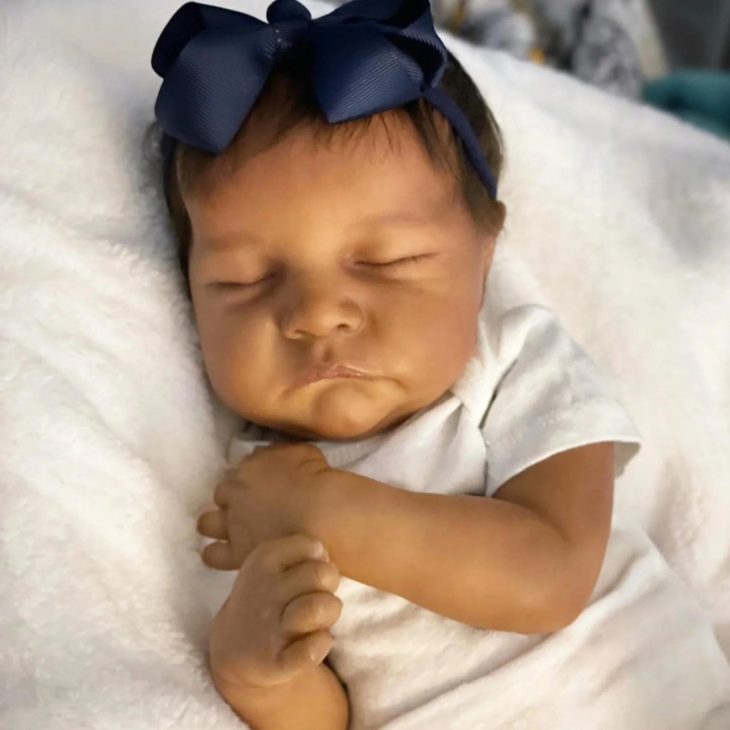 45cm Reborn Puppe mit geschlossenen Augen dunkler Haut und kurzem Haar – Levi