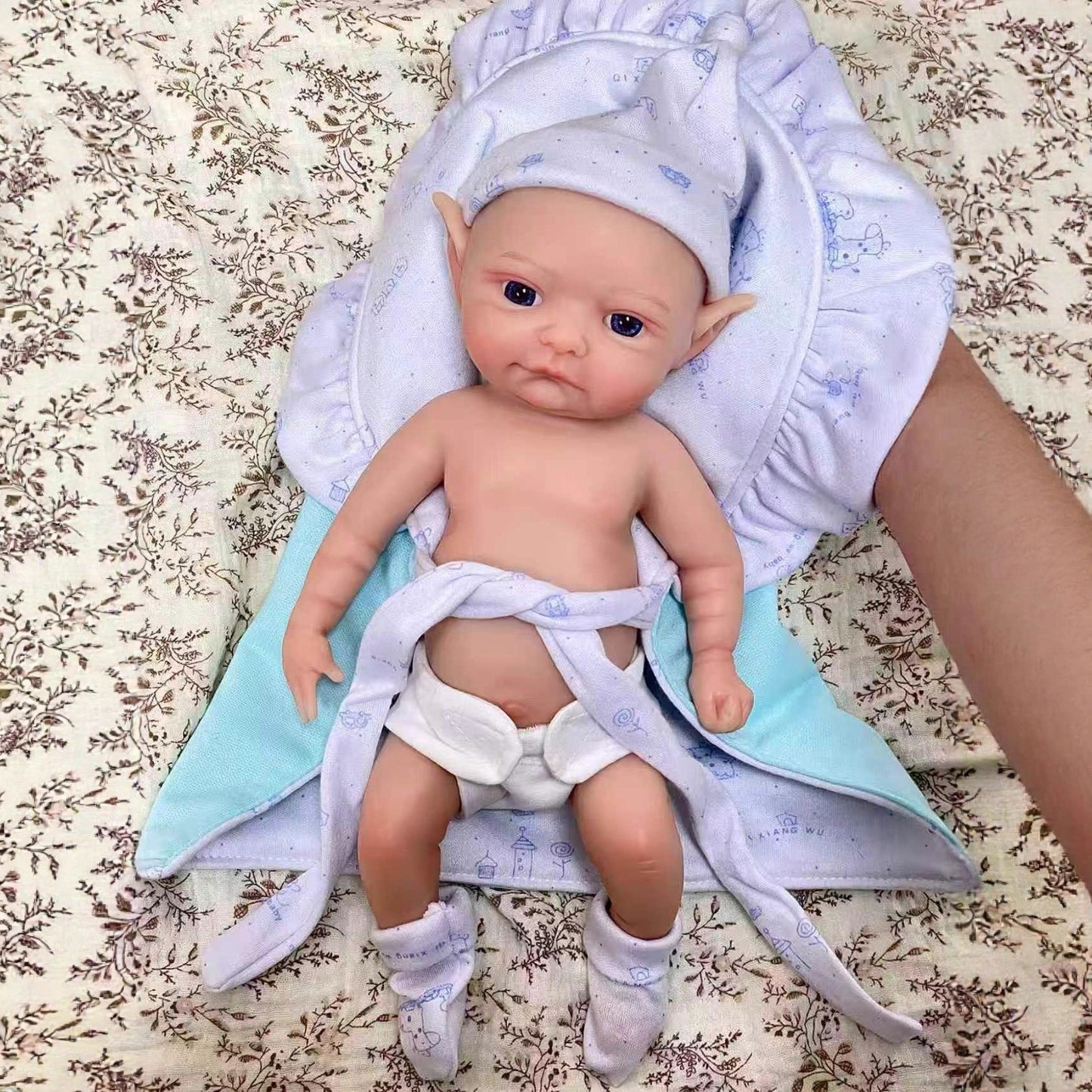 30 cm lebensechte Reborn-Puppe aus Vollsilikon mit geschlossenen Augen und Elfenohren