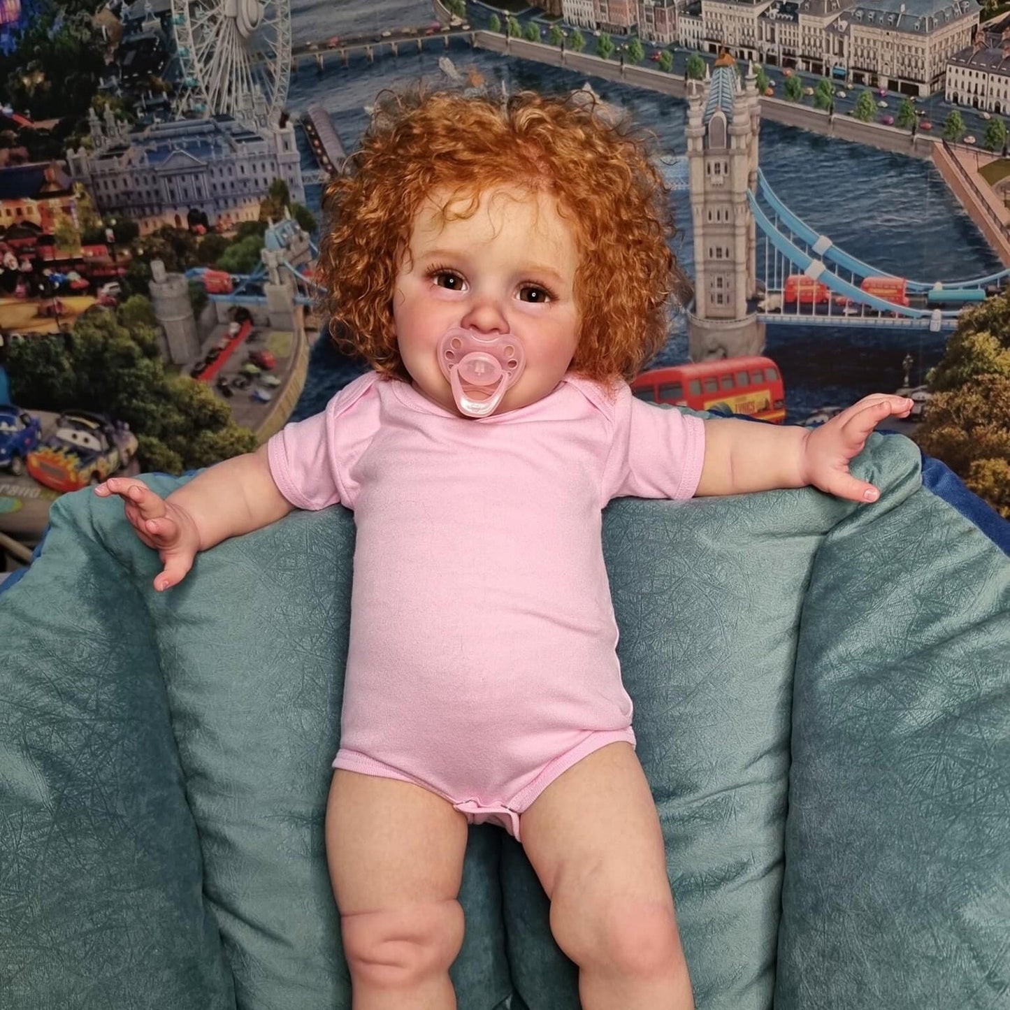 66 cm Reborn-Puppe mit offenen Augen lockigem Haar und rosa Kleidung - Zoe