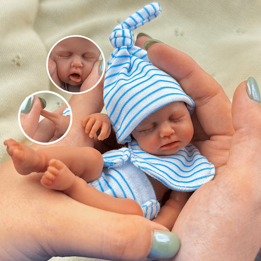 15 cm Loulou Mini Reborn Puppe aus Silikon mit dunkler Hautfarbe und blau-weiß gestreiftem Outfit