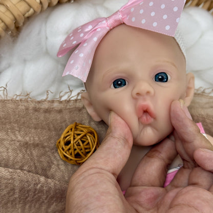 30 cm Silikon-Reborn-Baby Meadow im rosa Kleid