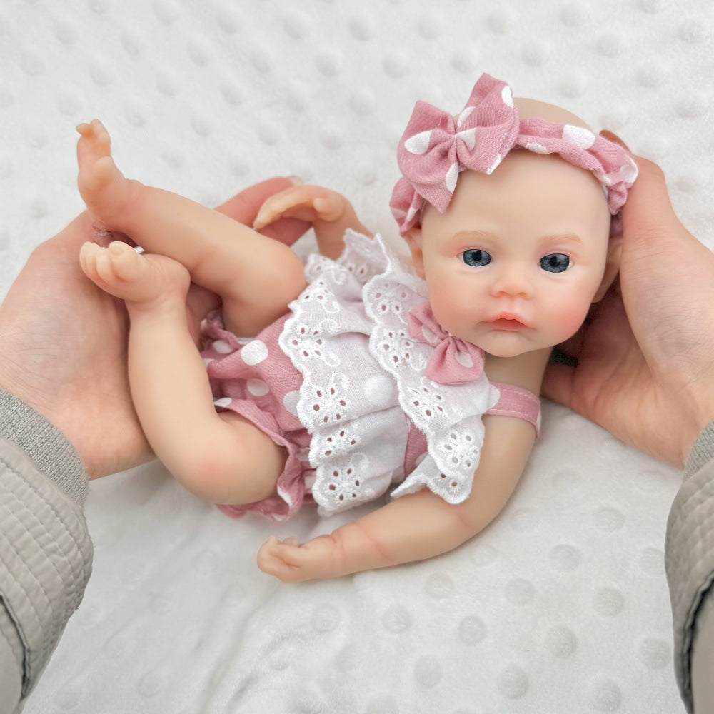 30 cm vollständig aus Silikon gefertigtes Reborn-Baby Meadow Mädchen mit rosa gepunkteter Kleidung
