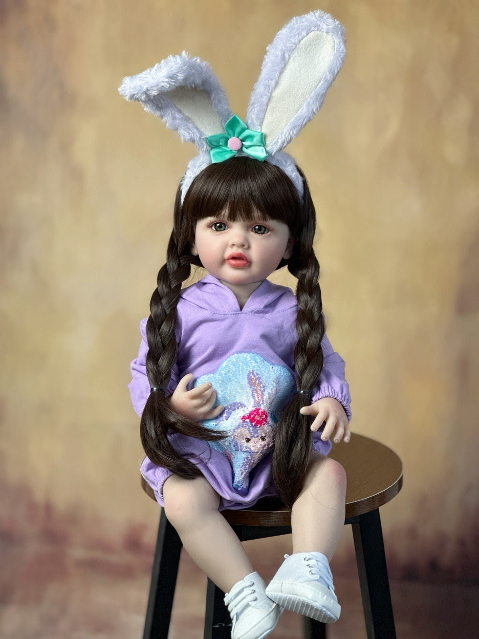 55 cm wiedergeborenes Mädchen mit offenen Augen und langen Haaren in lila Kleidung und Hasenohren-Haarreif - Betty
