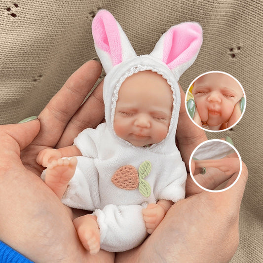 15 cm Silikon Reborn Puppe Pascale mit geschlossenen Augen im weißen Kaninchen-Outfit