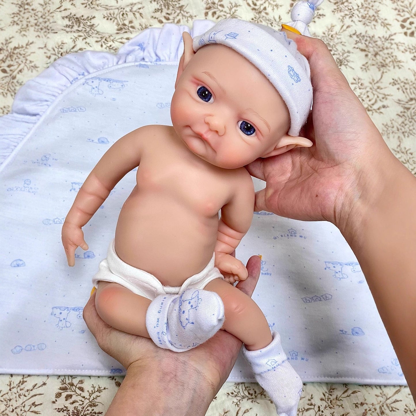 30 cm lebensechte Reborn-Puppe aus Vollsilikon mit geschlossenen Augen und Elfenohren