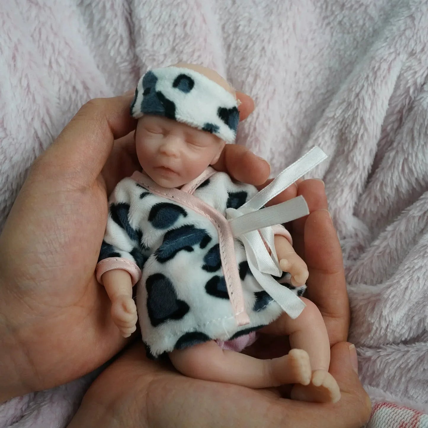 6 Zoll große Mini-Reborn-Puppe mit geschlossenen Augen in Kuhkleidung - Darren