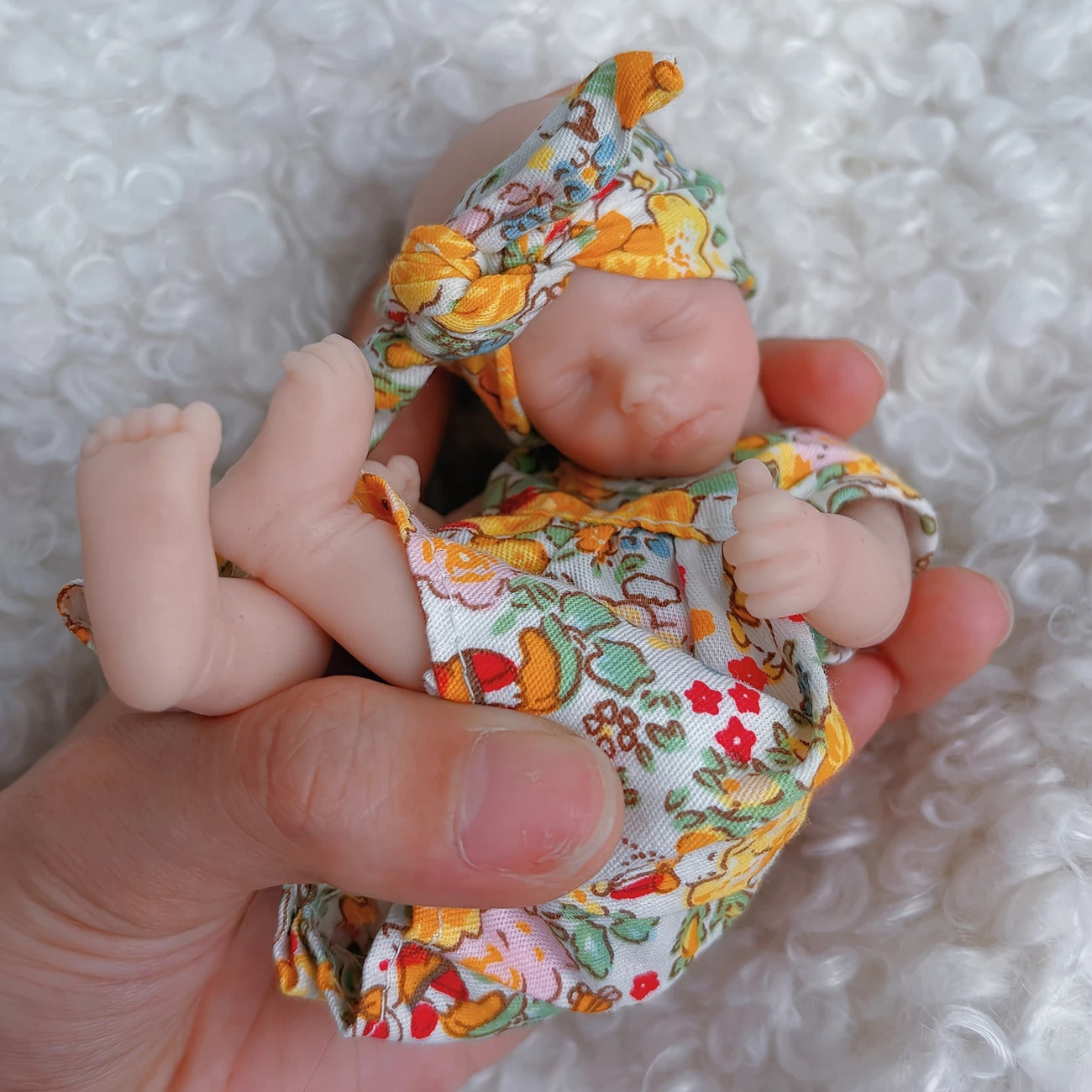 6 Zoll Mini-Reborn-Puppe Mädchen mit geschlossenen Augen in gelber Kleidung - Darren