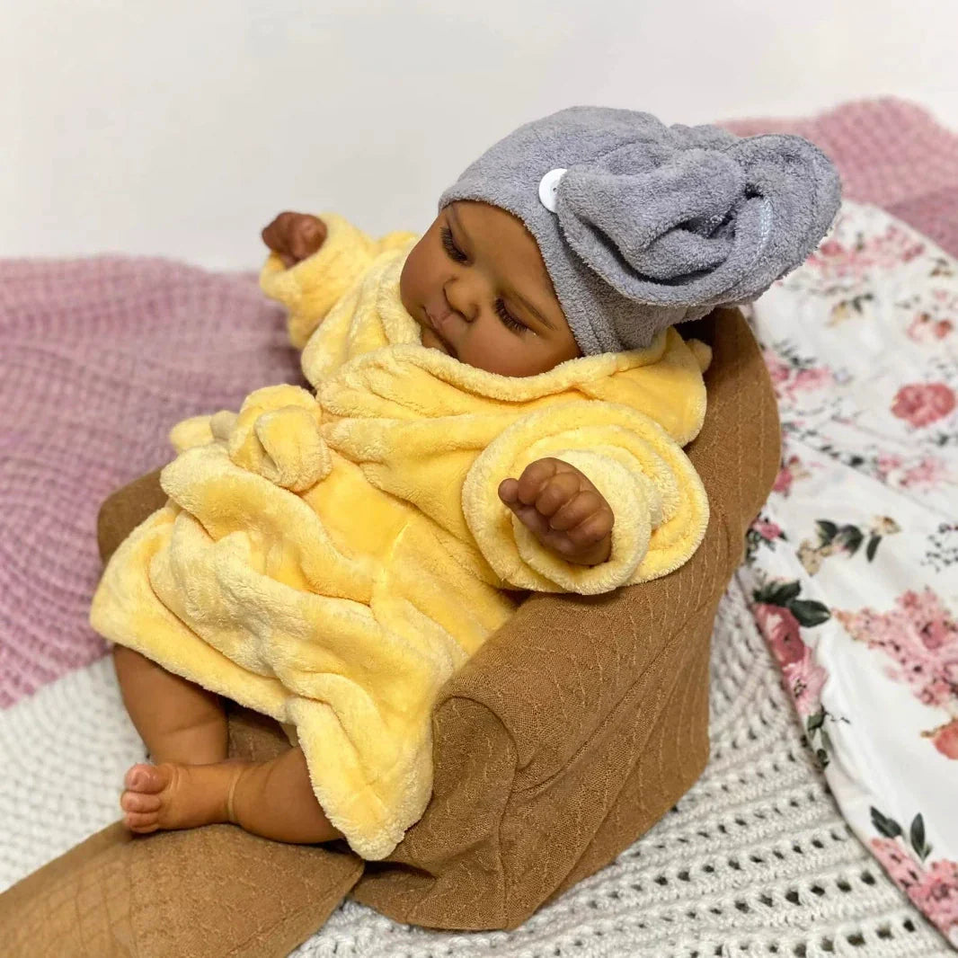 19 Zoll realistische geschlossene Augen dunkle Haut Reborn Puppe Pfirsiche im gelben Bademantel