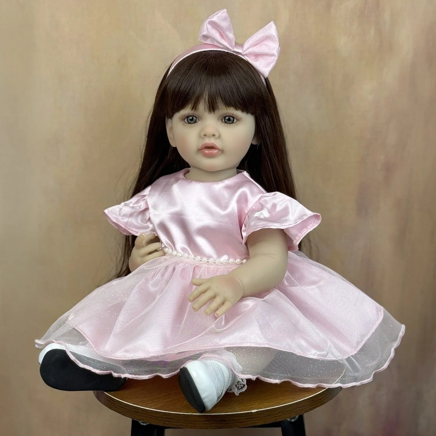 55 cm lebensecht wirkendes Betty-Reborn Babymädchen mit langen Haaren im rosa Kleid