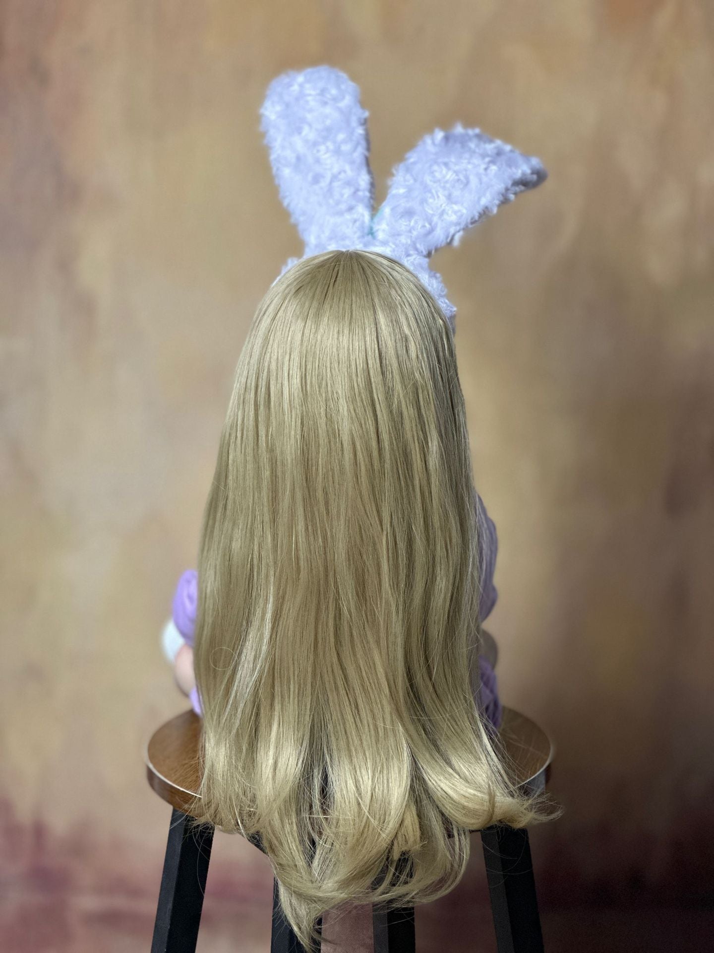 55 cm wiedergeborenes Mädchen mit offenen Augen und langen Haaren in lila Kleidung und Hasenohren-Haarreif - Betty