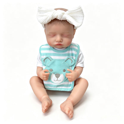 20 Zoll Rosalie Reborn Puppe mit geschlossenen Augen und blau-gestreiftem Lätzchen