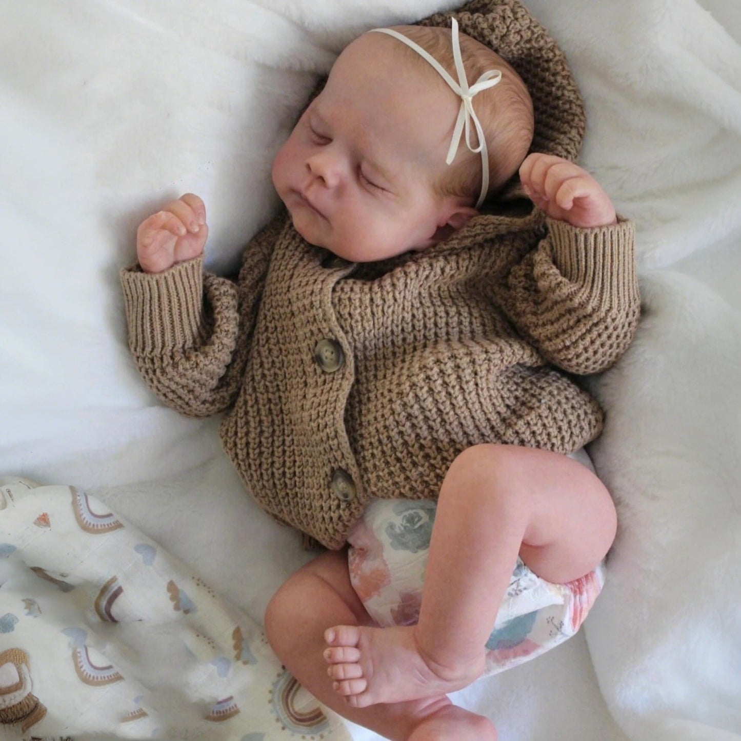 48 cm weiche schlafende Reborn Puppe Erica im braunen Pullover