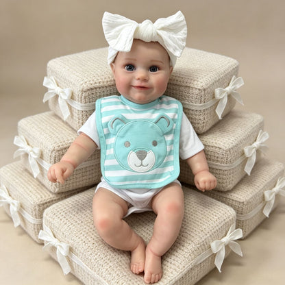 50cm Maddie Reborn Babypuppe mit offenen Augen und blau-gestreiftem Lätzchen