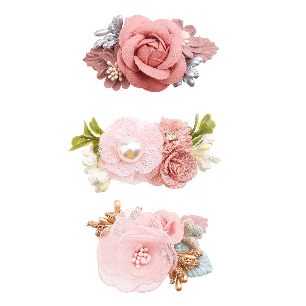 Süßes dreiteiliges Set mit Haarspangen aus Kunstblumen in Rosa
