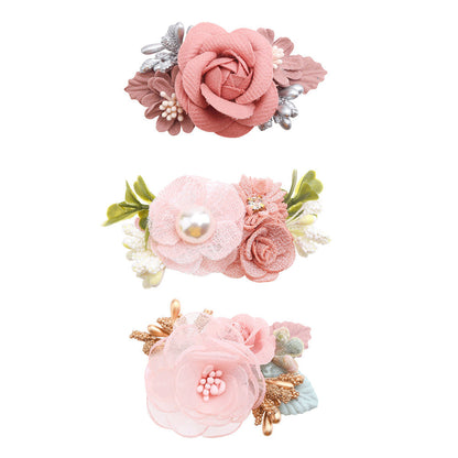 Süßes dreiteiliges Set mit Haarspangen aus Kunstblumen in Rosa