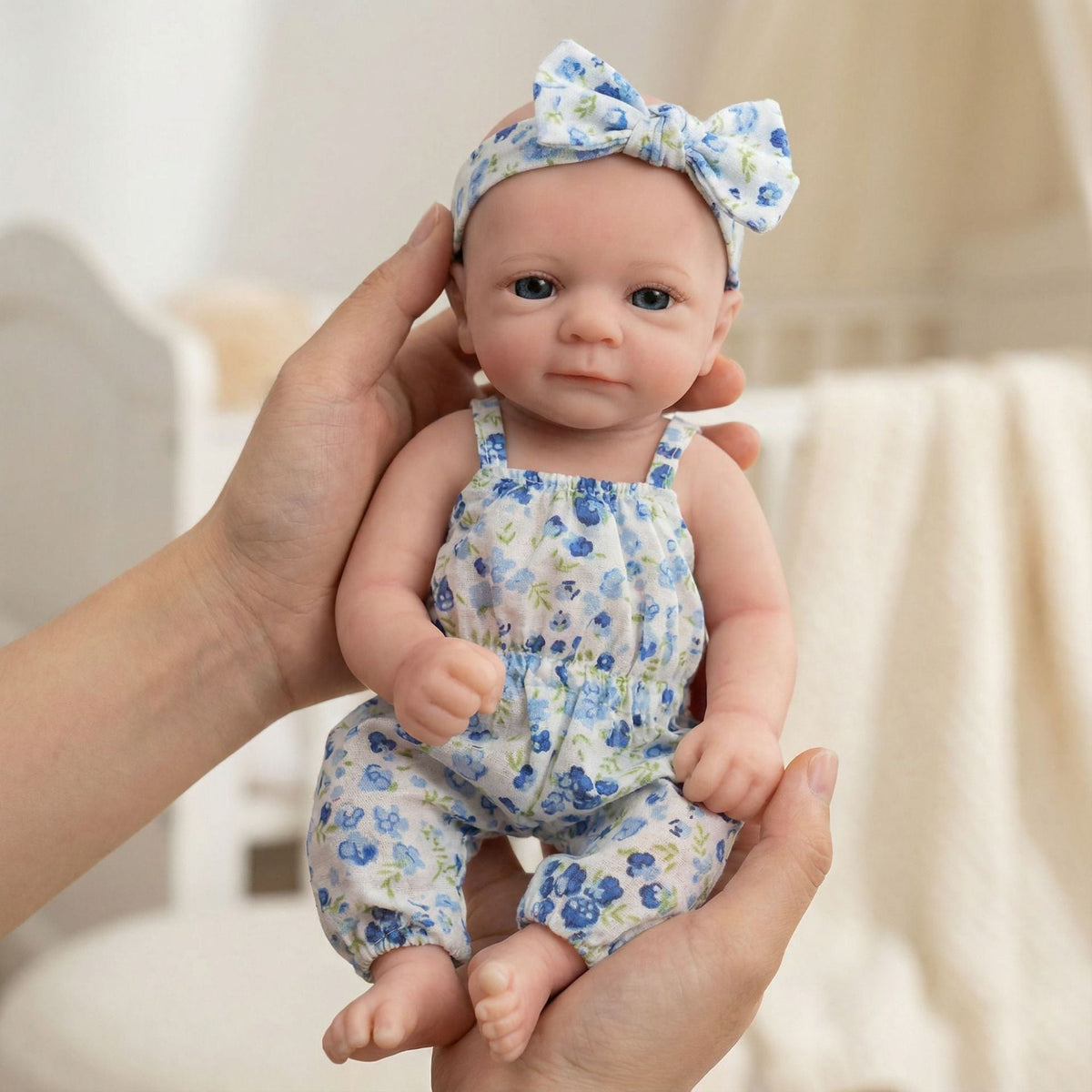 30cm vollständig aus Silikon gefertigte Felicia Reborn-Babypuppe im blauen Blumen-Jumpsuit