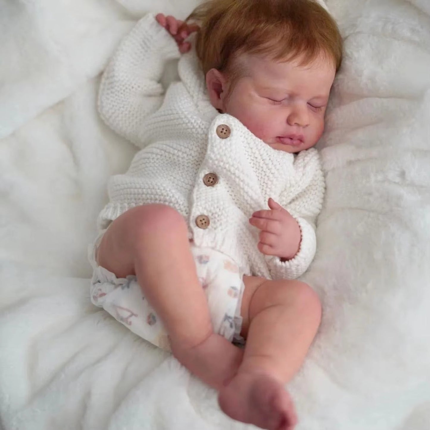 50 cm realistische Loulou Reborn Babypuppe mit geschlossenen Augen in weißer Kleidung