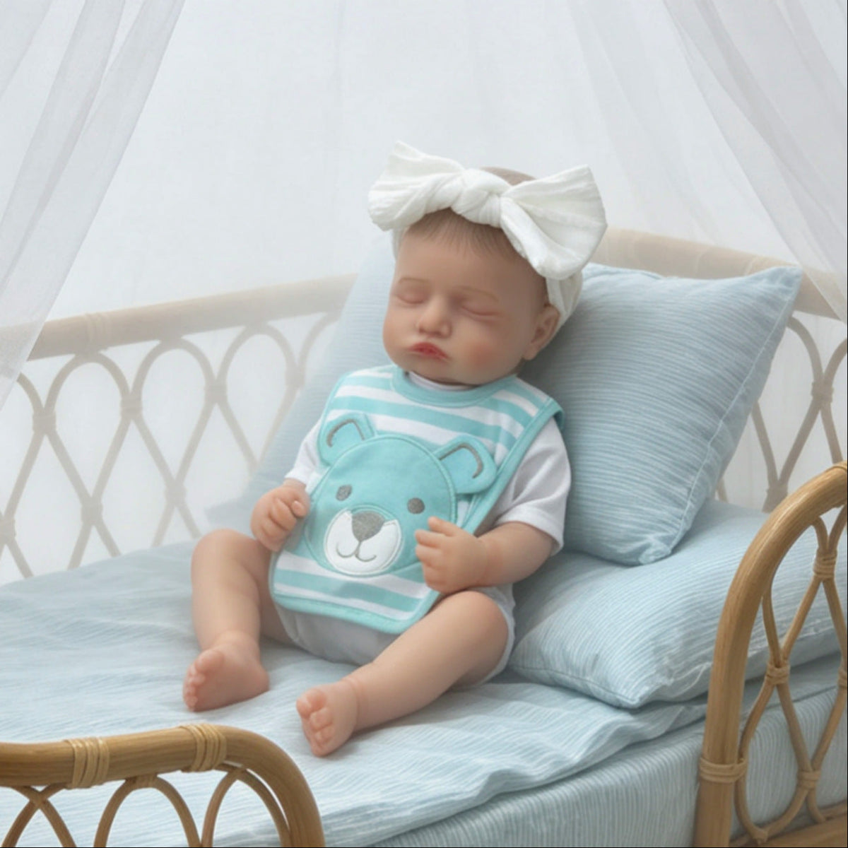 20 Zoll Rosalie Reborn Puppe mit geschlossenen Augen und blau-gestreiftem Lätzchen