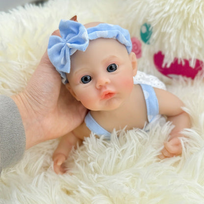 30 cm vollständig aus Silikon gefertigtes Reborn-Baby Meadow Mädchen in blauer Kleidung mit weißen Punkten