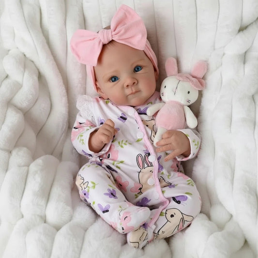 48 cm lebensechte Bettie Reborn-Babypuppe mit blauen Augen im geblümten Body