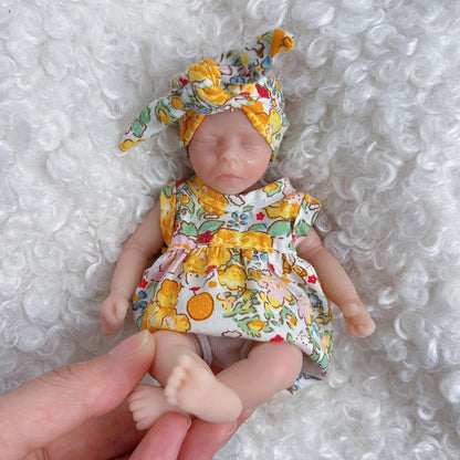 6 Zoll Mini-Reborn-Puppe Mädchen mit geschlossenen Augen in gelber Kleidung - Darren