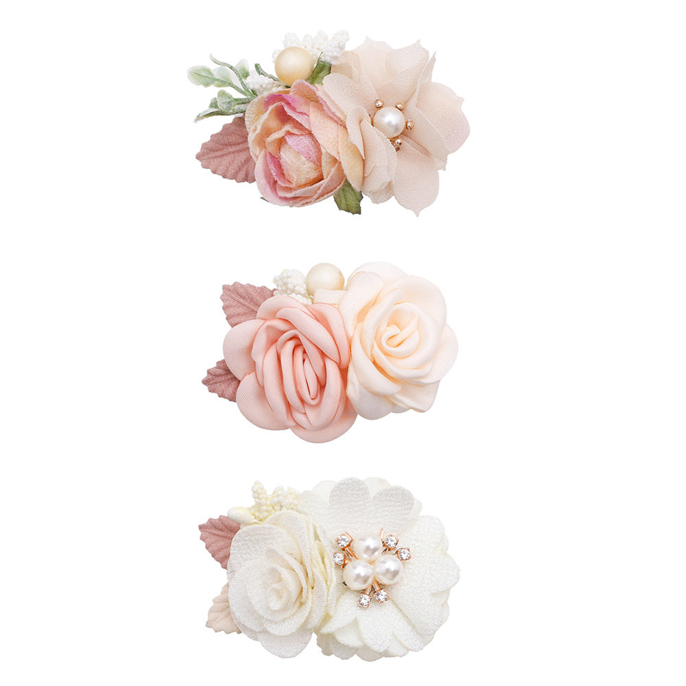 Süßes dreiteiliges Set mit Haarspangen aus Kunstblumen in Rosa