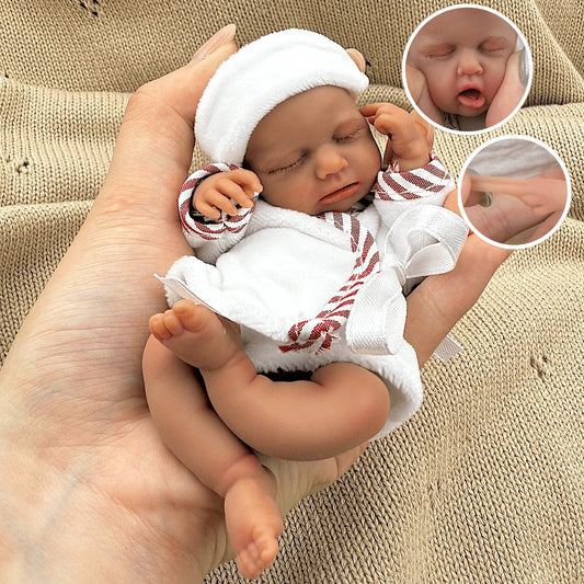 15 cm Loulou Mini Reborn Puppe aus Silikon mit dunkler Hautfarbe im weißen Bademantel