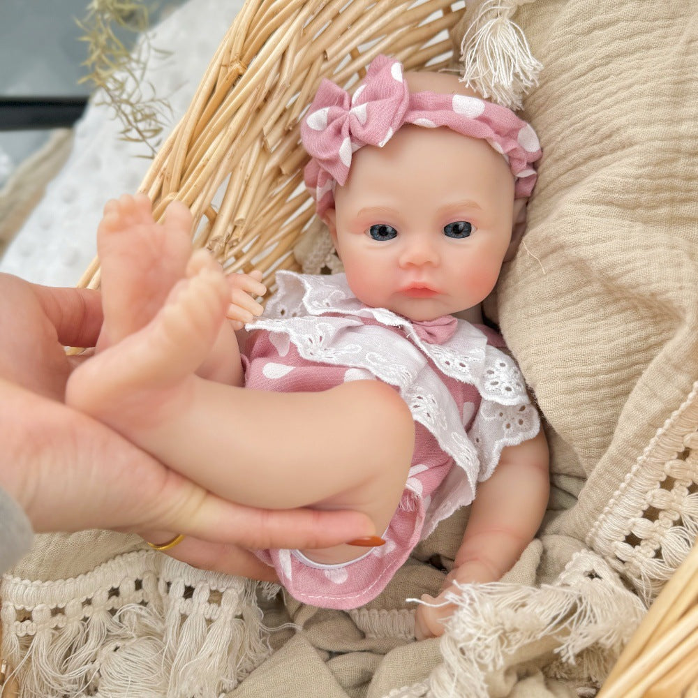 30 cm vollständig aus Silikon gefertigtes Reborn-Baby Meadow Mädchen mit rosa gepunkteter Kleidung