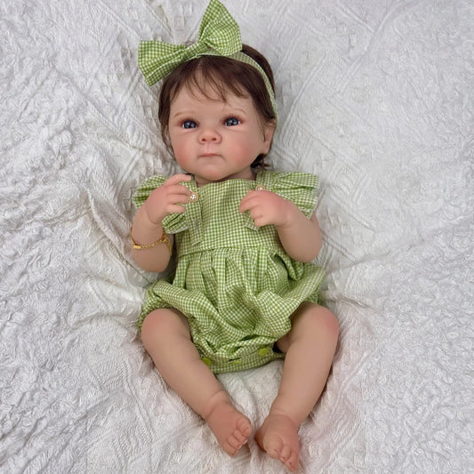 45cm lebensechte Vinyl-Babypuppe Bettie mit kurzem Haar und grüner Kleidung