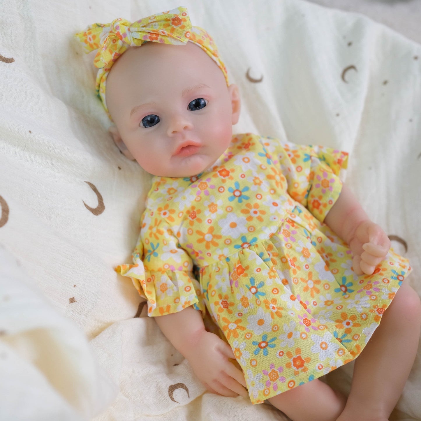 30 cm weiches Silikon Reborn Baby Mädchen mit gelbem Blumenkleid