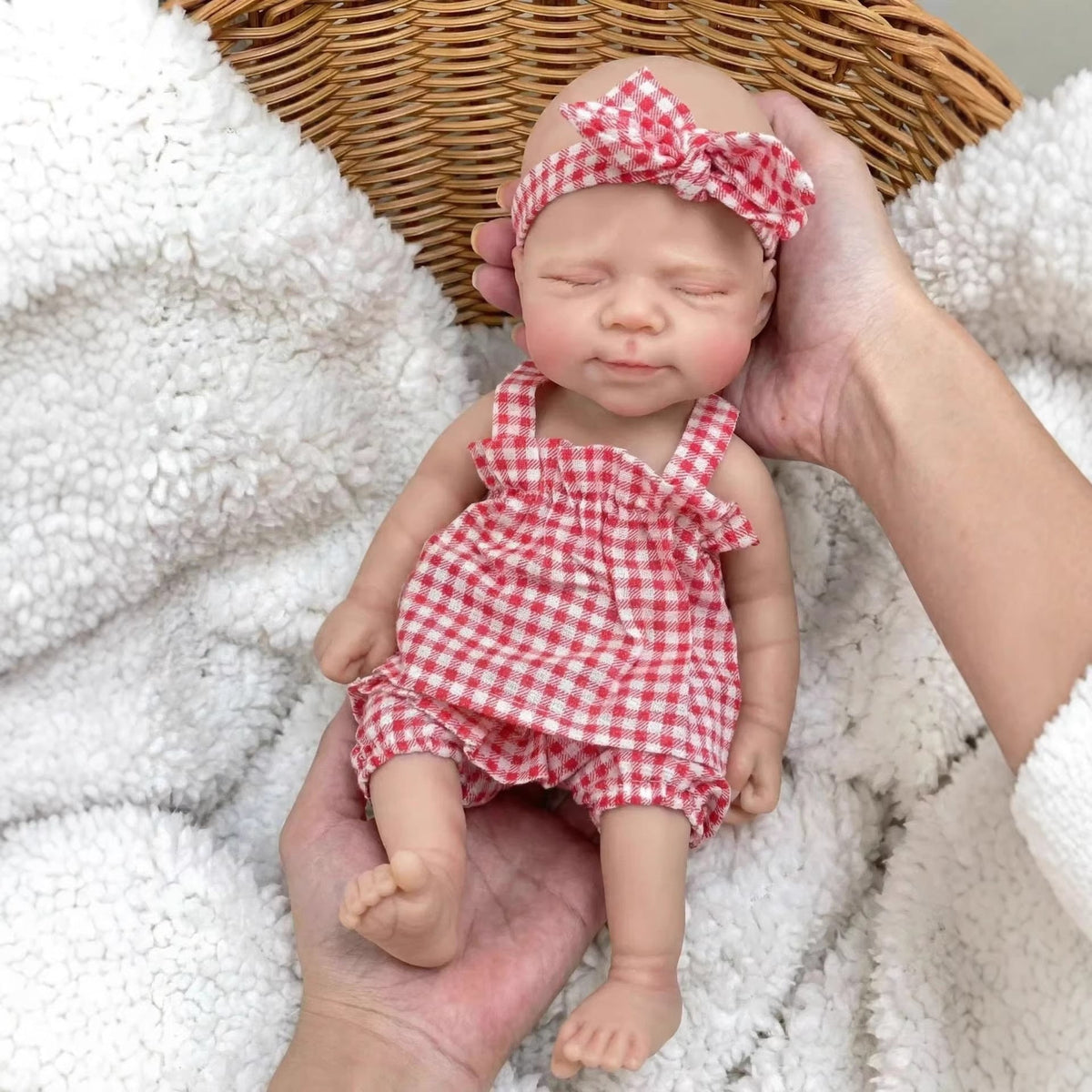 30cm Silikon Reborn Babypuppe Pascale mit zu öffnendem Mund Mädchen in rot-karierter Kleidung