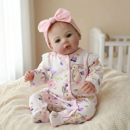 48 cm Reborn Babypuppen mit blauen Augen Modell Meadow Strampler mit Blumenmuster