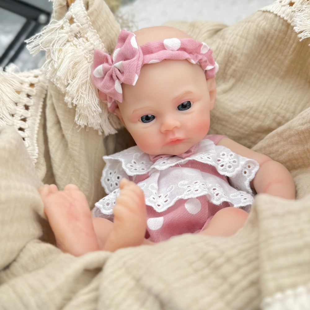 30 cm vollständig aus Silikon gefertigtes Reborn-Baby Meadow Mädchen mit rosa gepunkteter Kleidung