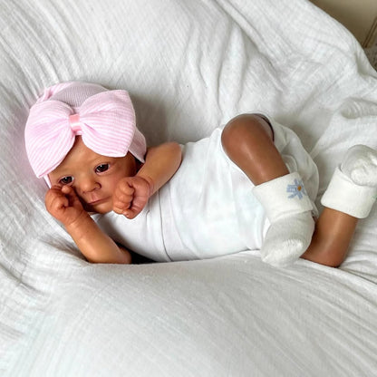 18 Zoll lebensechte Reborn-Puppe mit dunkler Haut und rosa Hut - Felicia