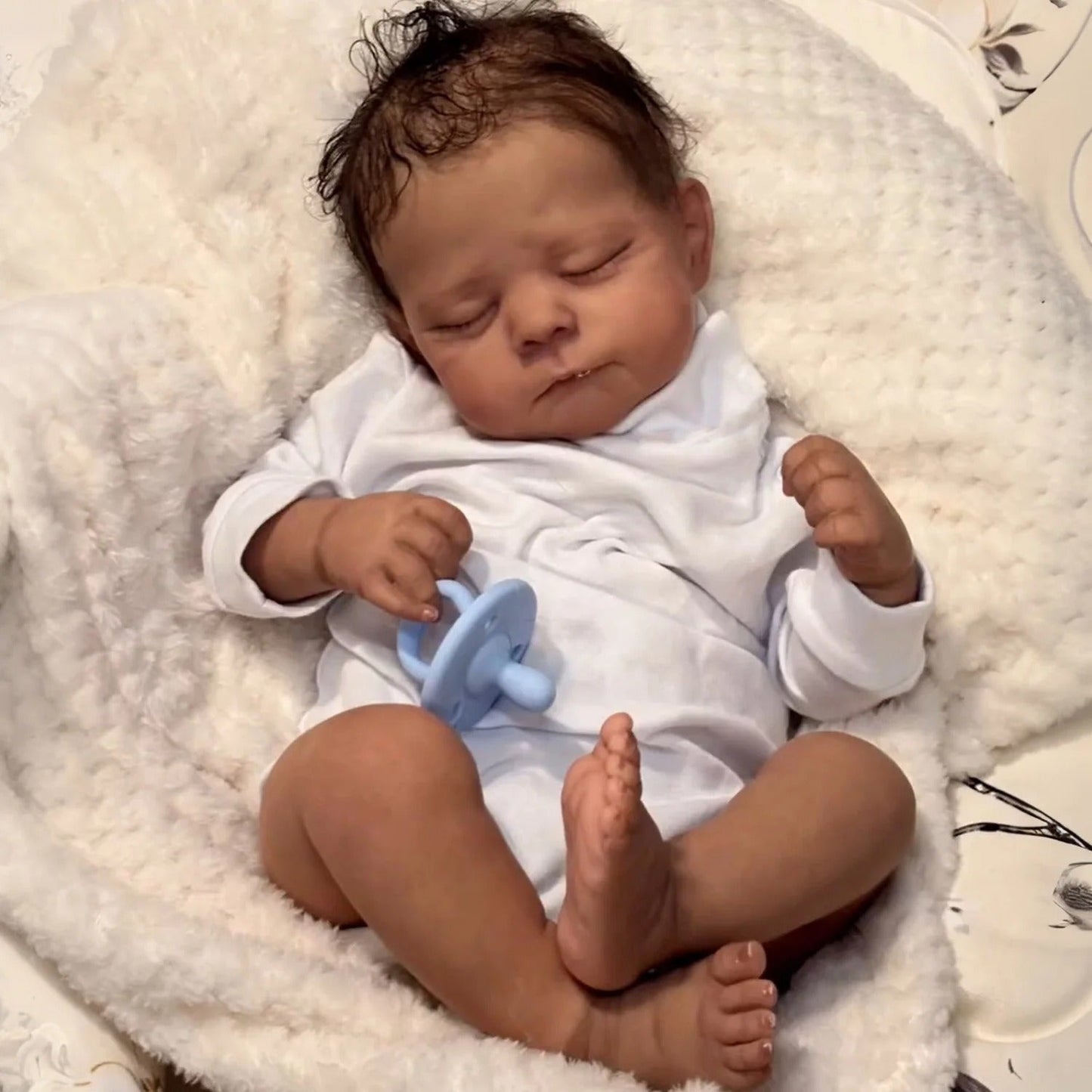 48cm Reborn Puppe mit geschlossenen Augen dunkler Haut und kurzem Haar – Eric