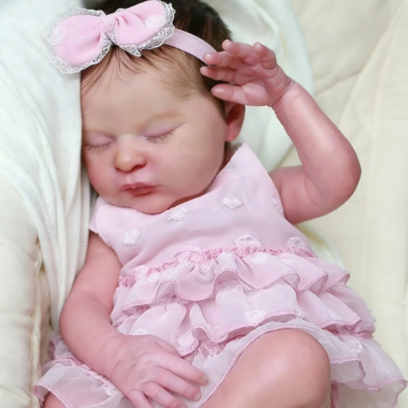 20 Zoll lebensecht wirkendes Reborn-Baby-Mädchen Laura mit geschlossenen Augen und kurzem Haar im rosa Kleid