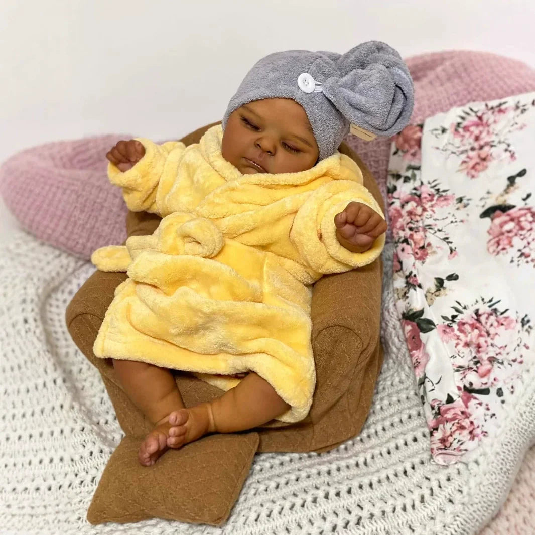 19 Zoll realistische geschlossene Augen dunkle Haut Reborn Puppe Pfirsiche im gelben Bademantel