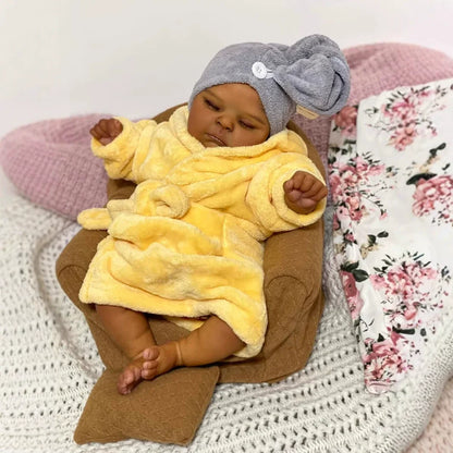 19 Zoll realistische geschlossene Augen dunkle Haut Reborn Puppe Pfirsiche im gelben Bademantel