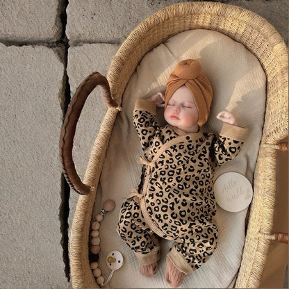 20 Zoll niedliche Reborn Puppe Loulou mit geschlossenen Augen im Leopardenmuster-Kleid