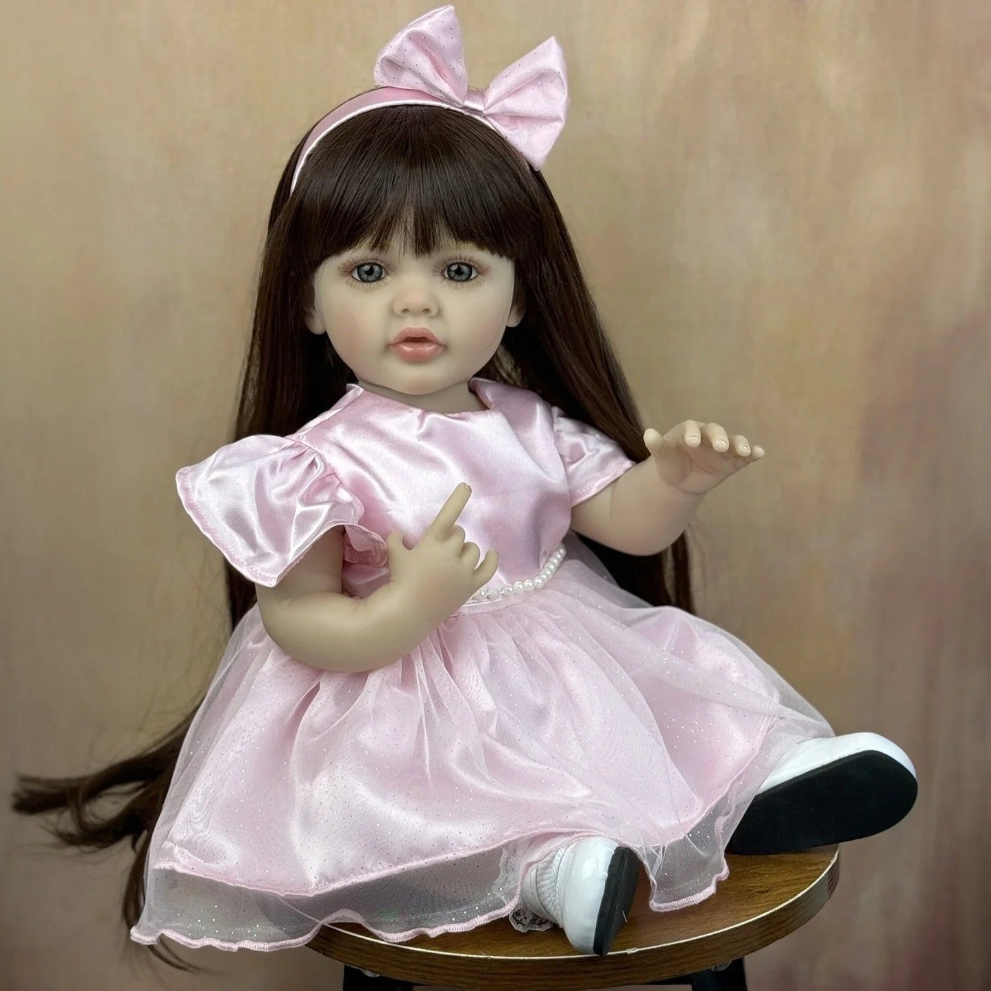 55 cm lebensecht wirkendes Betty-Reborn Babymädchen mit langen Haaren im rosa Kleid
