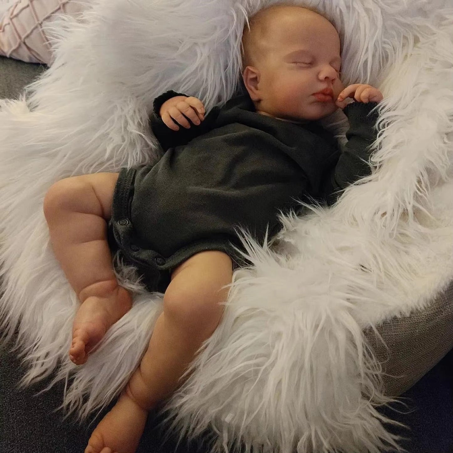 50 cm Reborn-Puppe mit geschlossenen Augen und weichem Körper in schwarzem Strampler - Loulou