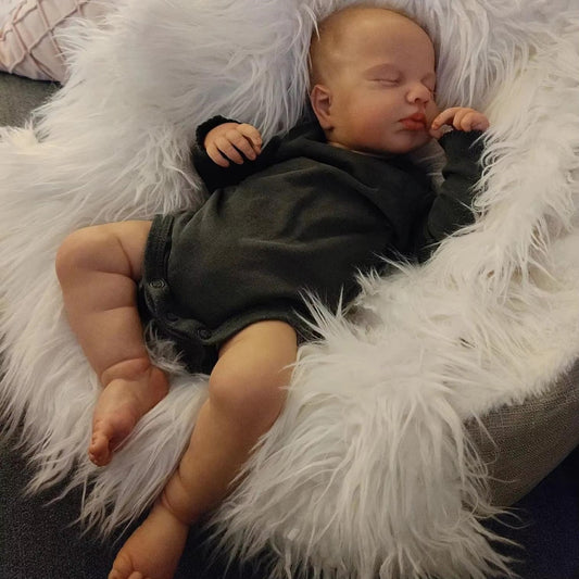 50 cm Reborn-Puppe mit geschlossenen Augen und weichem Körper in schwarzem Strampler - Loulou