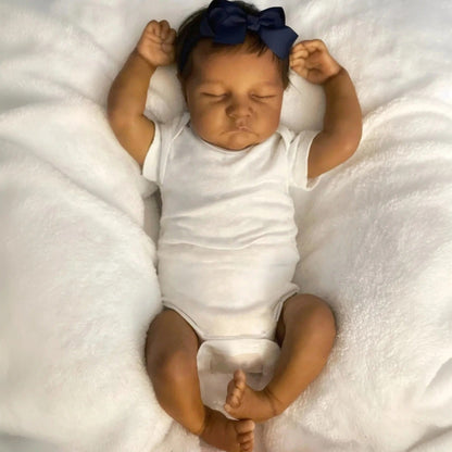 45cm Reborn Puppe mit geschlossenen Augen dunkler Haut und kurzem Haar – Levi
