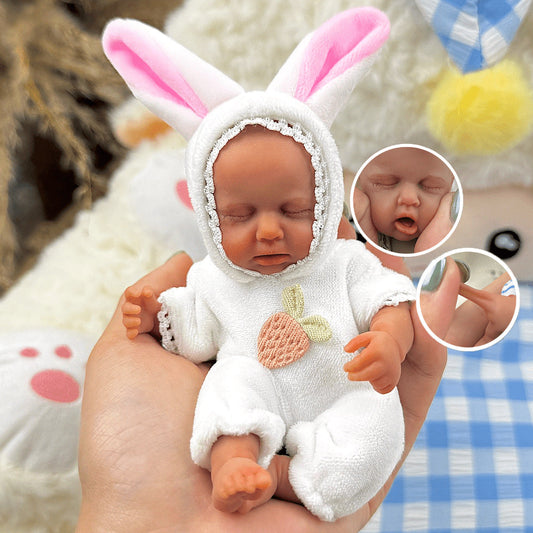 15 cm Loulou Mini Reborn Puppe aus Silikon mit dunkler Hautfarbe und weißem Kaninchen-Outfit