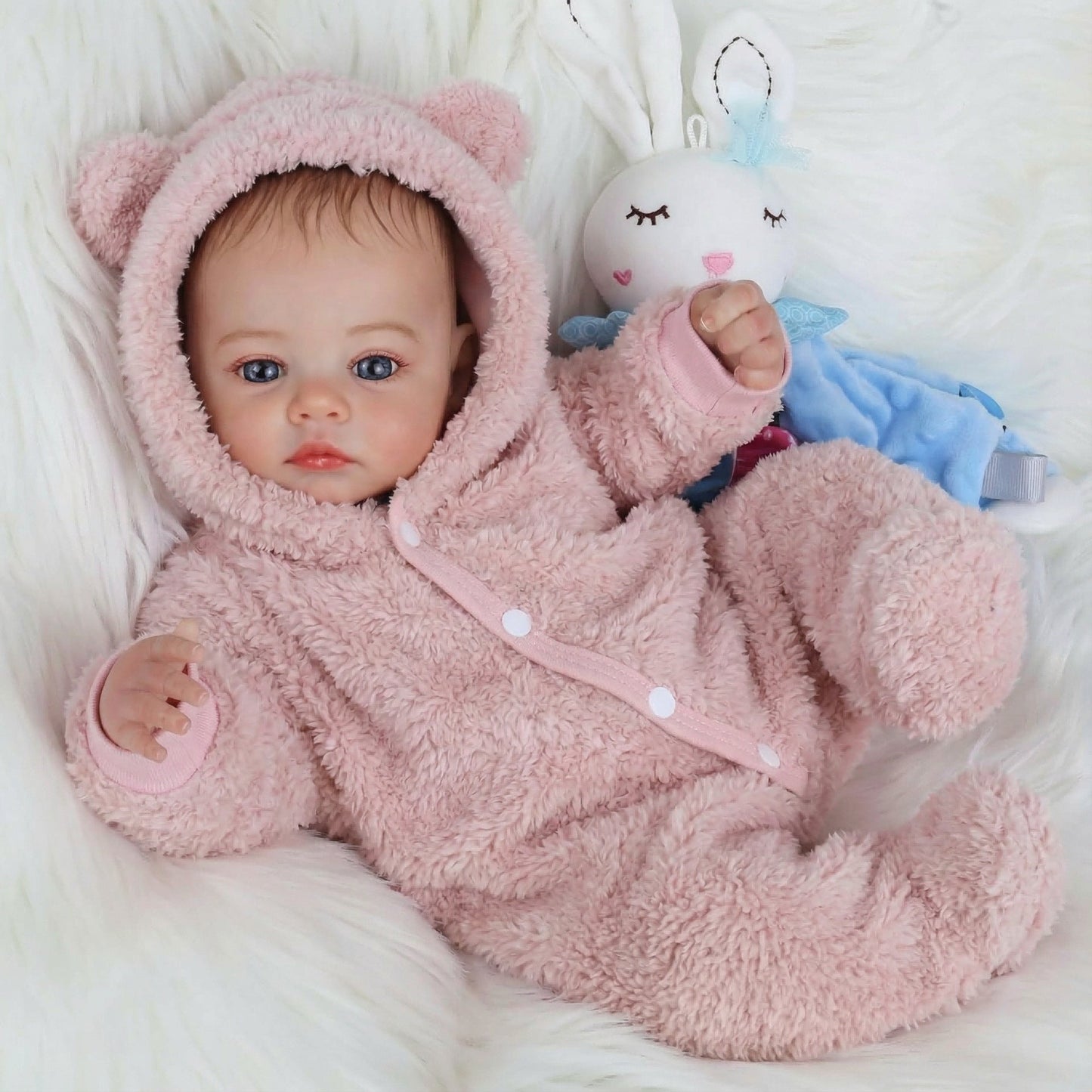 48 cm Reborn Babypuppen Meadow mit blauen Augen in Plüschkleidung